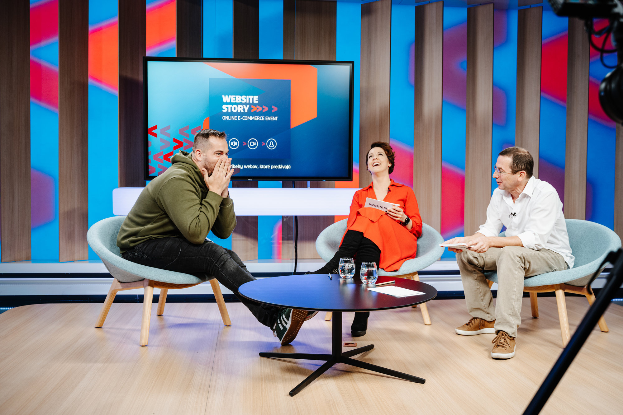 Diskusia troch ľudí v štúdiu počas online e-commerce podujatia Website Story.