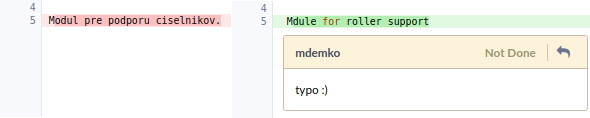 Porovnanie dvoch textových riadkov v kóde, pričom jeden obsahuje chybu v texte a druhý je opravený s komentárom o chybe.