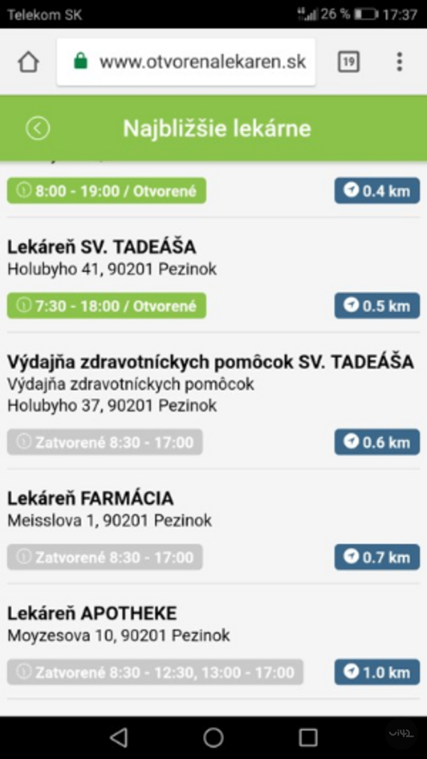 Zoznam najbližších lekární v aplikácii Otvorenalekaren.sk zobrazený na mobilnom telefóne