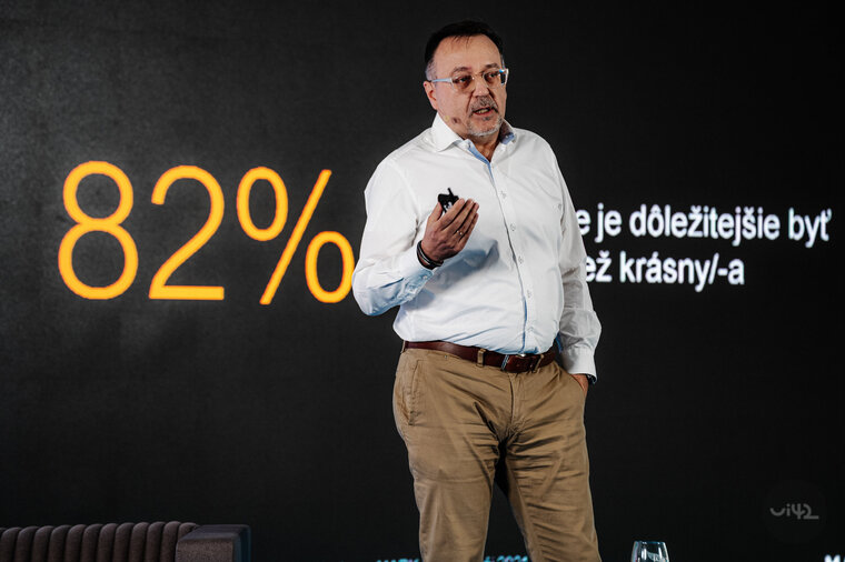Rečník počas prezentácie na online konferencii s textom 82% na pozadí
