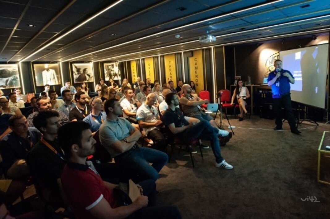 Prednáška na konferencii s publikom