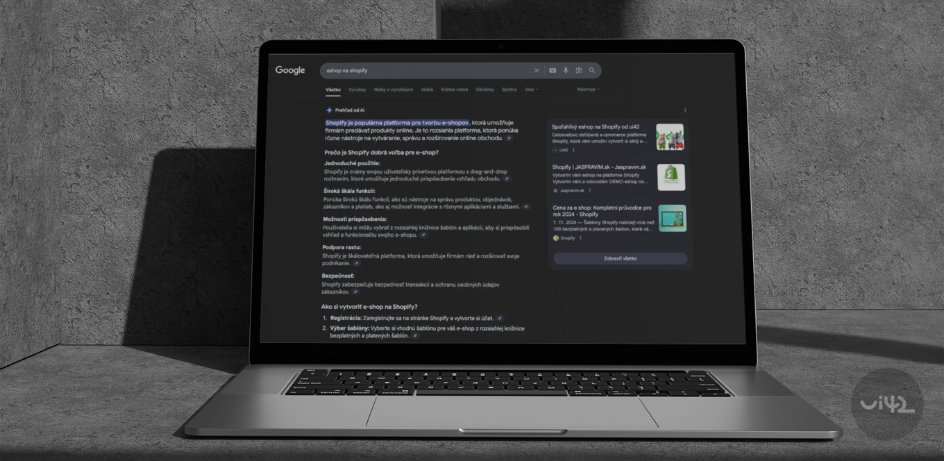Počítač so zobrazeným vyhľadávaním Shopify v tmavom režime na obrazovke.