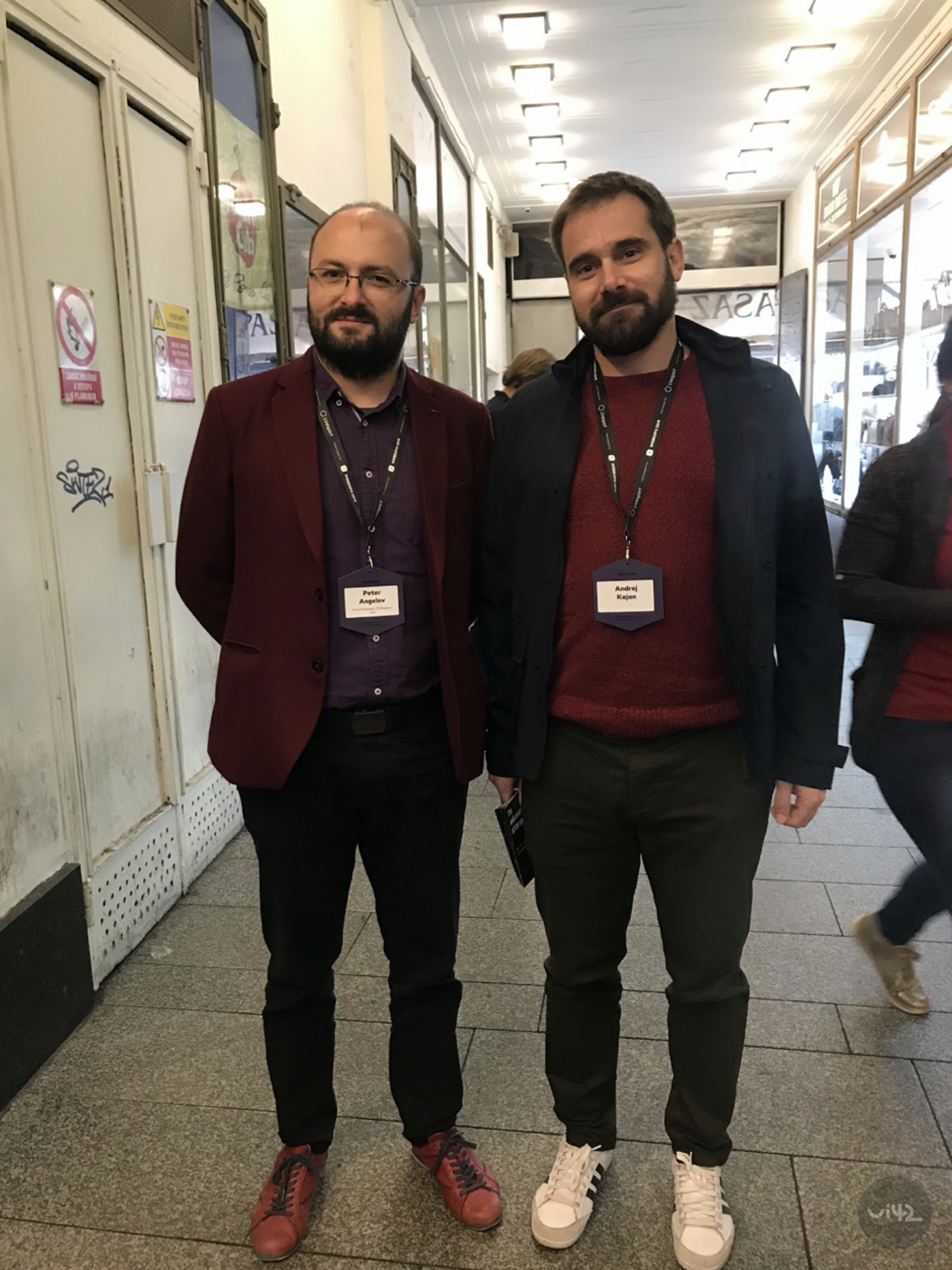 Dvaja muži s menovkami na konferencii WebExpo 2019