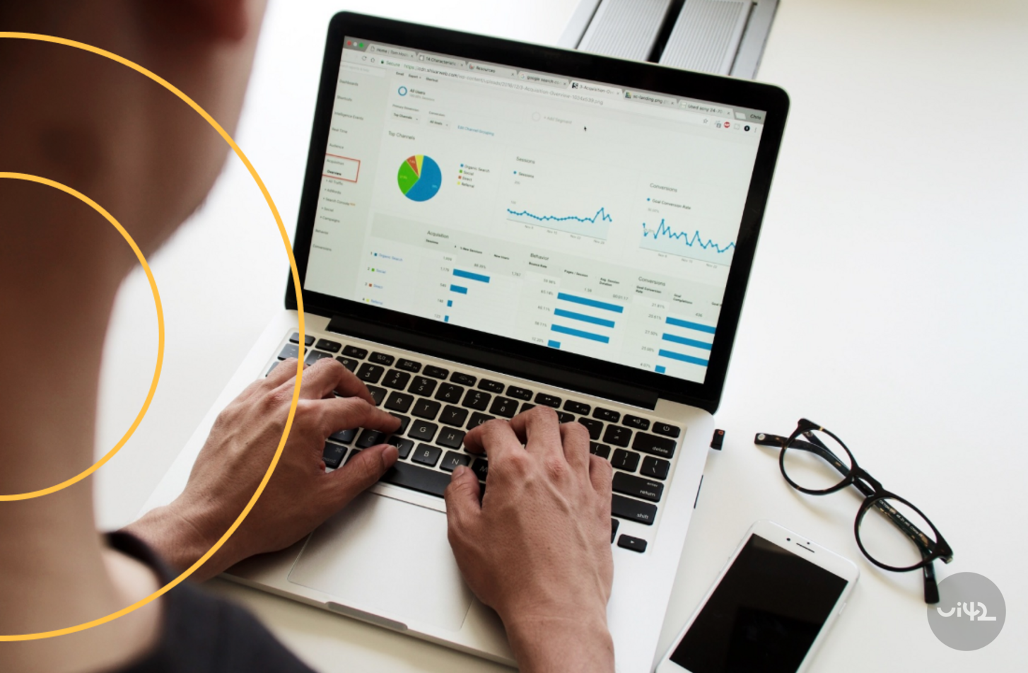 Osoba pracuje na notebooku s otvorenou aplikáciou Google Ads, vedľa sú položené okuliare a mobilný telefón.